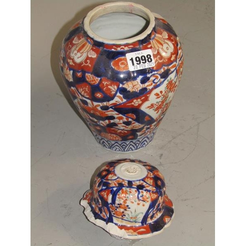 1998 - LATE 19C/EARLY 20C IMARI VASE AND COVER, 27CM H - COVER A/F