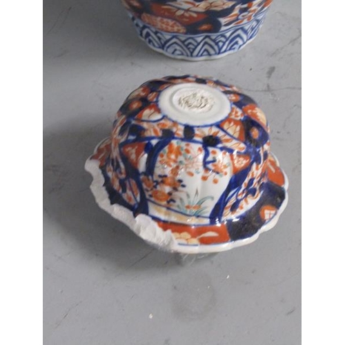 1998 - LATE 19C/EARLY 20C IMARI VASE AND COVER, 27CM H - COVER A/F