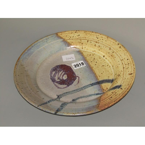 2018 - STEPHEN L CARR STUDIO POTTERY PLATE, 29CM DIAM