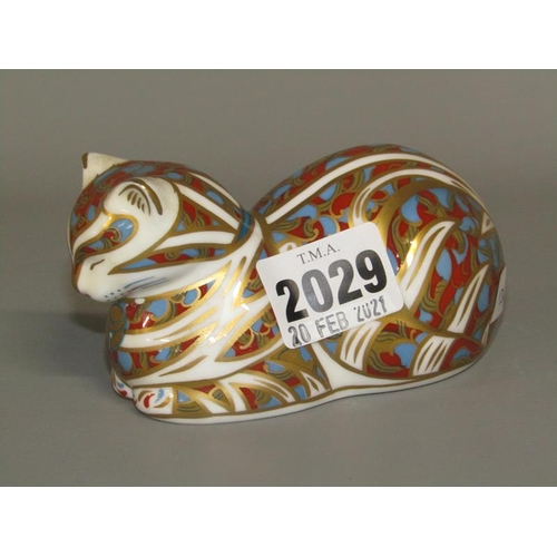 2029 - ROYAL CROWN DERBY CAT PAPERWEIGHT WITH GOLD STOPPER, 11CM L