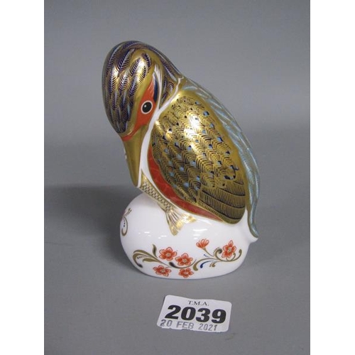 2039 - ROYAL CROWN DERBY KINGFISHER PAPERWEIGHT WITH GOLD STOPPER, 11.5CM H