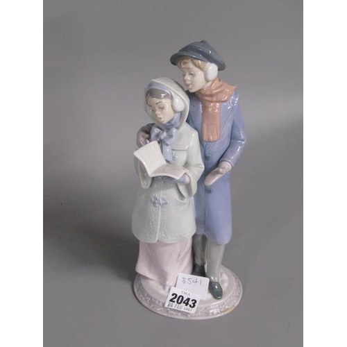 2043 - LLADRO FIGURE GROUP, MODEL NO.6128, CHRISTMAS CAROLS, 27CM H