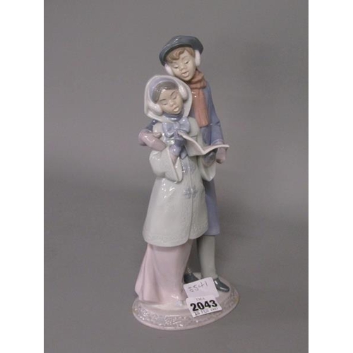 2043 - LLADRO FIGURE GROUP, MODEL NO.6128, CHRISTMAS CAROLS, 27CM H