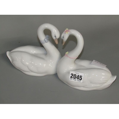 2045 - LLADRO PORCELAIN SWAN GROUP, MODEL NO.6585, 27CM W