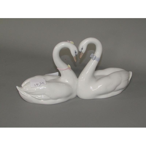 2045 - LLADRO PORCELAIN SWAN GROUP, MODEL NO.6585, 27CM W