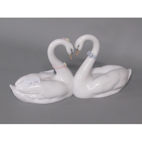 2045 - LLADRO PORCELAIN SWAN GROUP, MODEL NO.6585, 27CM W