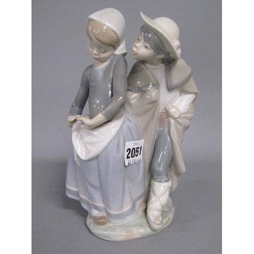 2051 - LLADRO PORCELAIN FIGURE GROUP, 20.5CM H