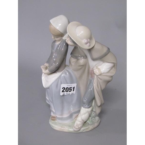 2051 - LLADRO PORCELAIN FIGURE GROUP, 20.5CM H