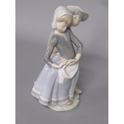 2051 - LLADRO PORCELAIN FIGURE GROUP, 20.5CM H