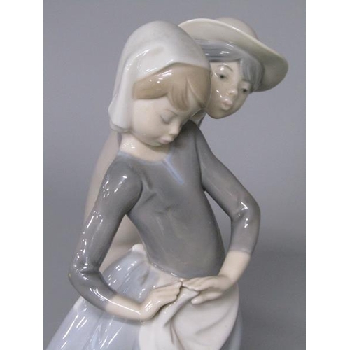 2051 - LLADRO PORCELAIN FIGURE GROUP, 20.5CM H