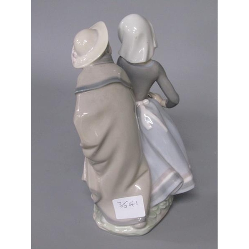 2051 - LLADRO PORCELAIN FIGURE GROUP, 20.5CM H