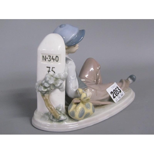 2053 - LLADRO PORCELAIN FIGURE - YOUNG TRAVELLER RESTING, 12.5CM H