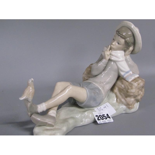 2054 - LLADRO PORCELAIN FIGURE - BOY RESTING WITH BIRD, 15CM H