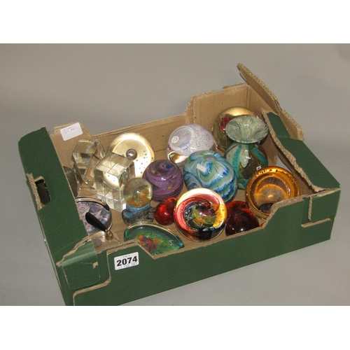 2074 - BOX OF GLASS PAPERWEIGHTS TO INCL CAITHNESS