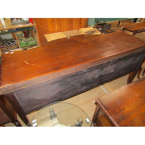 2098 - 19c MAHOGANY SERPENTINE SIDEBOARD ON STRAIGHT TAPERING LEGS WITH SPLAYED FEET HAVING TWO CENTRAL DRA... 