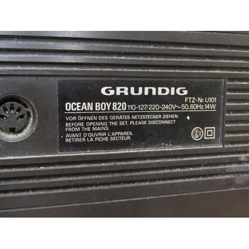 1731 - VINTAGE GRUNDIG 220 INTERNATIONAL RADIO - 34cms W