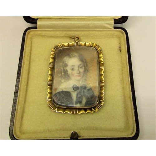 136 - A 19c double sided memoriam brooch with a painted portrait of a young boy, on the opposing side a pl... 