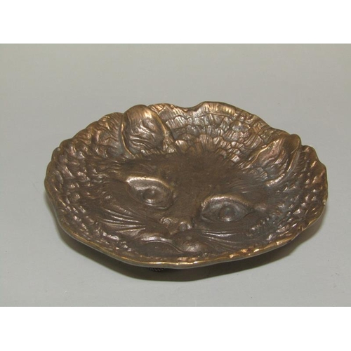 18 - An early 20c patinated bronze dish, cast as a cat's face, 11cm diam.