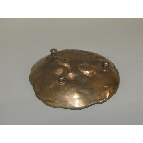 18 - An early 20c patinated bronze dish, cast as a cat's face, 11cm diam.