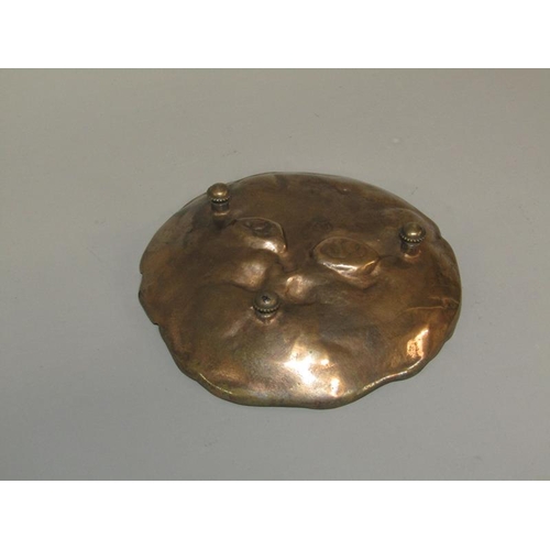 18 - An early 20c patinated bronze dish, cast as a cat's face, 11cm diam.