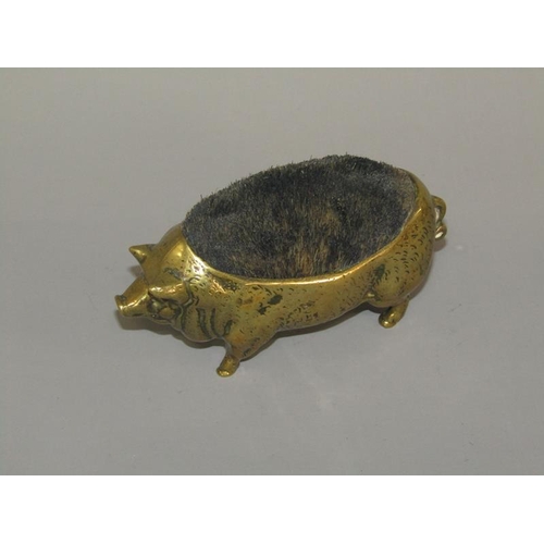 19 - An early 20c cast bronze pig pen wipe, 11cm w.