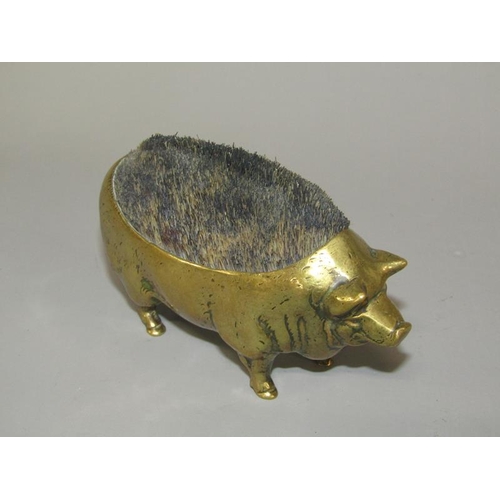 19 - An early 20c cast bronze pig pen wipe, 11cm w.