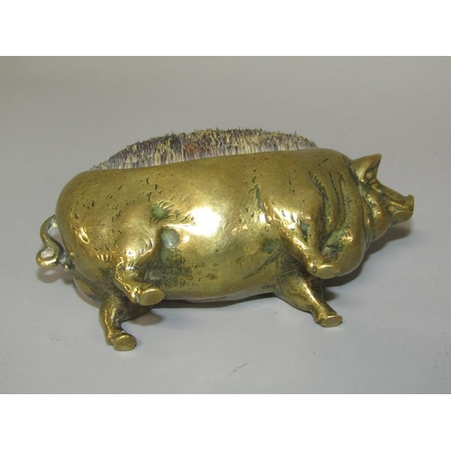 19 - An early 20c cast bronze pig pen wipe, 11cm w.