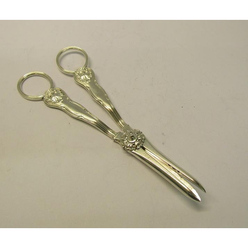 188 - A pair of William IV silver grape scissors, makers mark for Joseph Willmore, Birmingham 1829, 3ozt, ... 