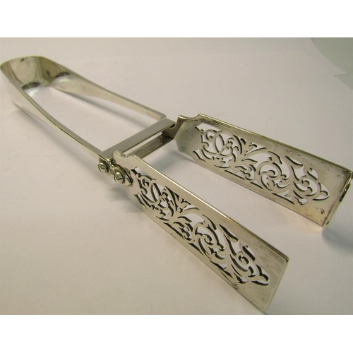 194 - A pair of Edwardian serving tongs, makers mark for Harrods Stores Ltd (Richard Burbridge), London 19... 