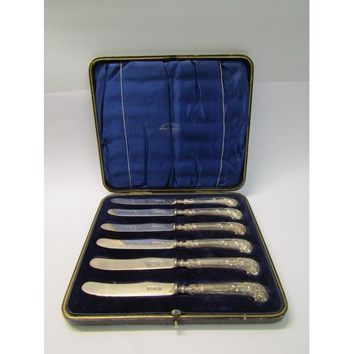 210 - A boxed set of six silver pistol grip tea knives, makers mark for Fenton Bros, Sheffield 1905.  5ozt