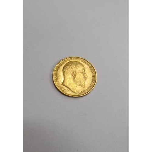 121 - A 1909 gold half sovereign.