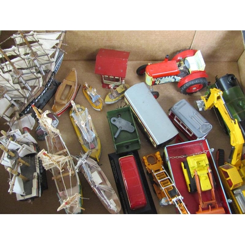 1201 - BOX OF DIECAST VEHCILES & MODEL BOATS