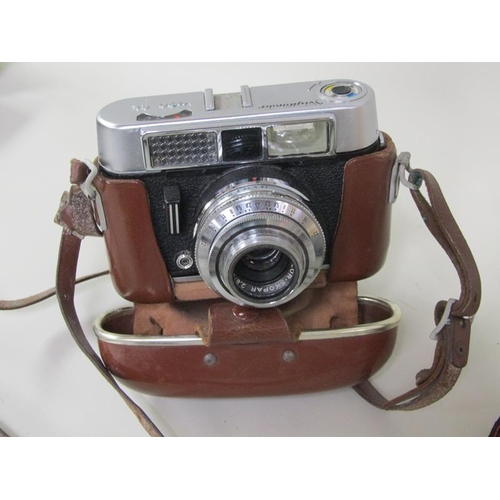 1207 - VINTAGE CAMERAS AND EQUIPMENT