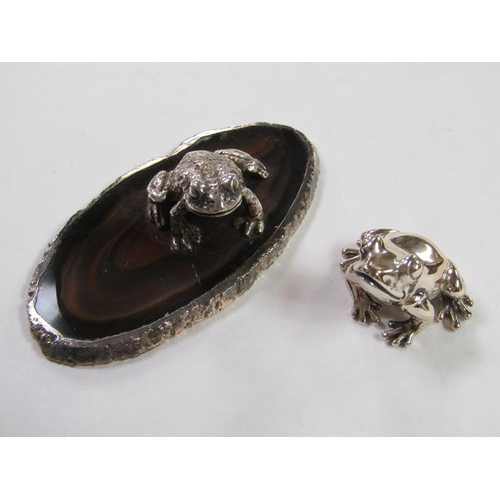 1400 - MINIATURE SILVER FROG TOGETHER WITH ONE TOAD MOUNTED ON A POLISHED STONE BASE