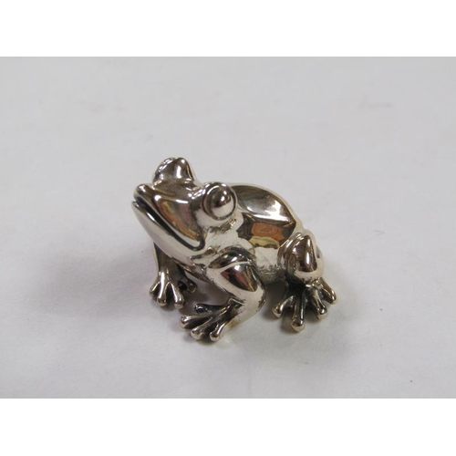 1400 - MINIATURE SILVER FROG TOGETHER WITH ONE TOAD MOUNTED ON A POLISHED STONE BASE