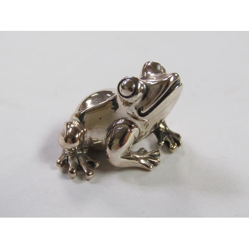 1400 - MINIATURE SILVER FROG TOGETHER WITH ONE TOAD MOUNTED ON A POLISHED STONE BASE