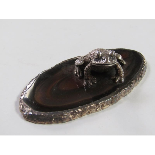 1400 - MINIATURE SILVER FROG TOGETHER WITH ONE TOAD MOUNTED ON A POLISHED STONE BASE