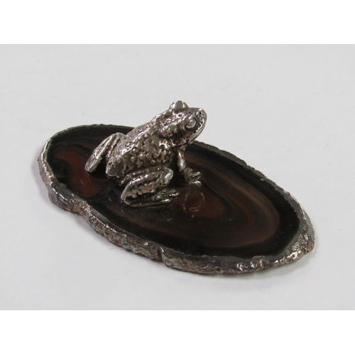 1400 - MINIATURE SILVER FROG TOGETHER WITH ONE TOAD MOUNTED ON A POLISHED STONE BASE