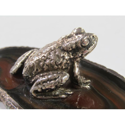 1400 - MINIATURE SILVER FROG TOGETHER WITH ONE TOAD MOUNTED ON A POLISHED STONE BASE