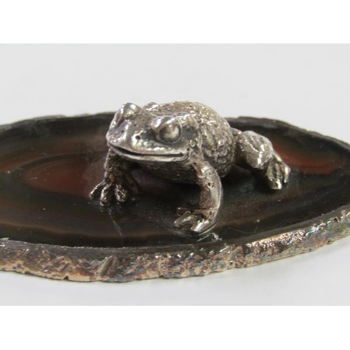 1400 - MINIATURE SILVER FROG TOGETHER WITH ONE TOAD MOUNTED ON A POLISHED STONE BASE