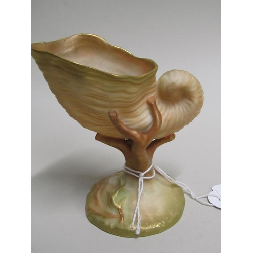 1632 - ROYAL WORCESTER IVORY SHELL AND CORAL VASE, 9.5CM H