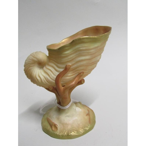 1632 - ROYAL WORCESTER IVORY SHELL AND CORAL VASE, 9.5CM H