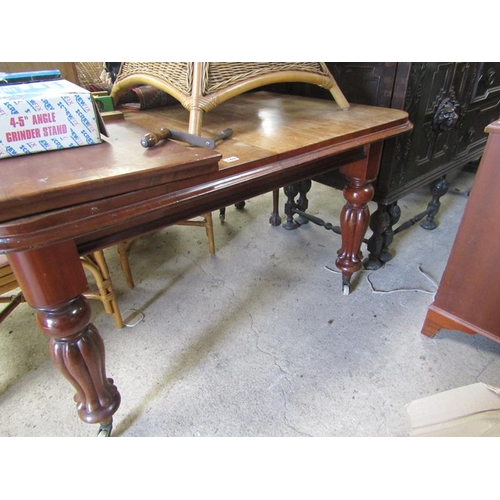 149 - VICTORIAN MAHOGANY EXTENDING DINING TABLE