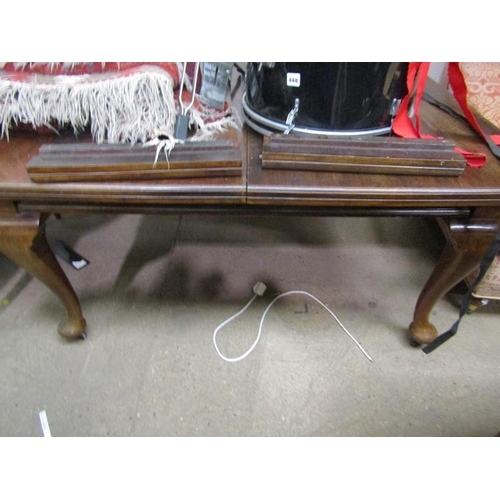 449 - VICTORIAN MAHOGANY EXTENDING DINING TABLE