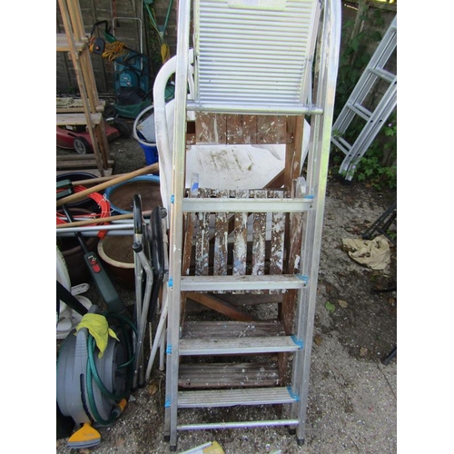 790 - LARGE QTY OF MISC. GARDEN ITEMS ; POTS, STEP LADDERS, TOOLS, STACKING CHAIRS ETC.