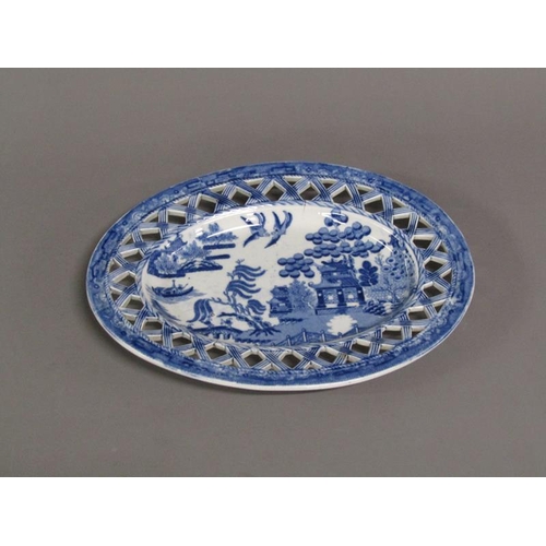 223 - An early 19c pearlware blue and white transfer printed Willow pattern stand with a lattice border, a... 