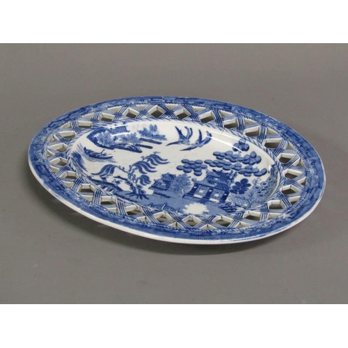 223 - An early 19c pearlware blue and white transfer printed Willow pattern stand with a lattice border, a... 