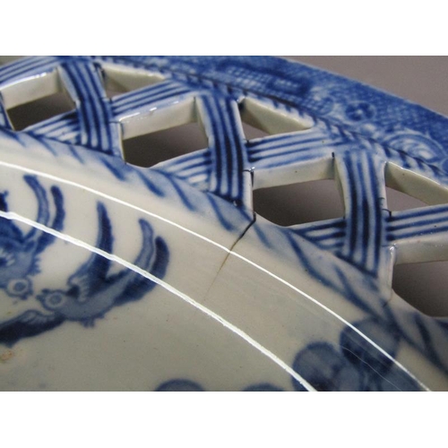 223 - An early 19c pearlware blue and white transfer printed Willow pattern stand with a lattice border, a... 