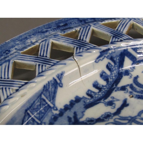 223 - An early 19c pearlware blue and white transfer printed Willow pattern stand with a lattice border, a... 