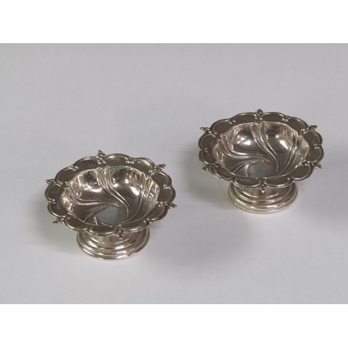 149 - A pair of Edwardian silver table salts, Birmingham 1906, 6.25cm diam.